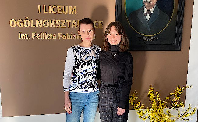 Maja Piotrowska, uczennica klasy III B razem z nauczycielką języka polskiego Aleksandrą Kędrą  