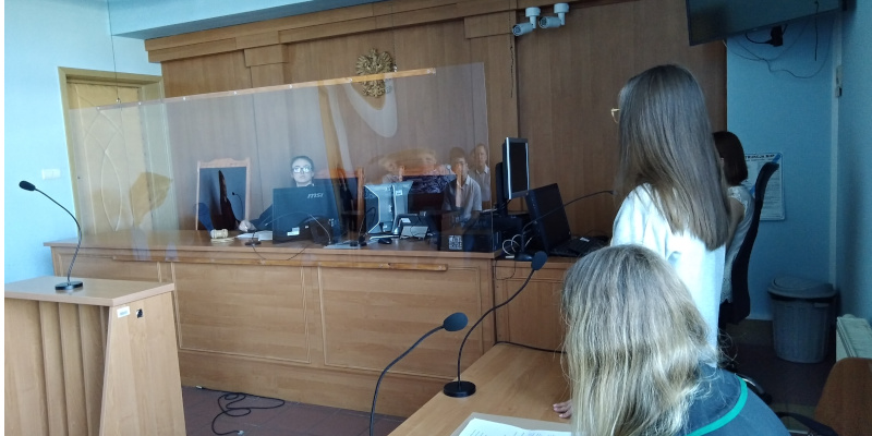 Uczniowie na sali rozpraw w siedzibie Sądu Rejonowego w Radomsku 