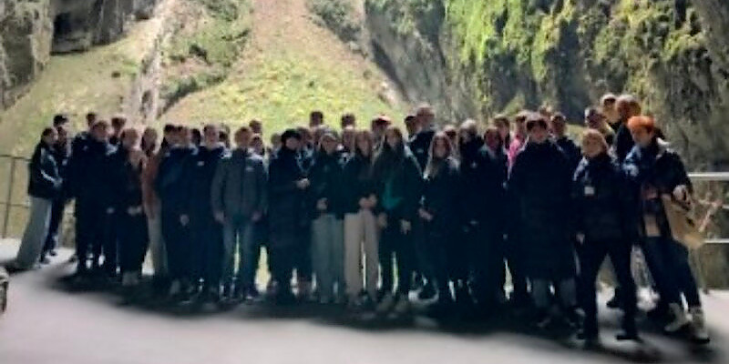 Uczniowie przy wejściu do jaskini Punkevni