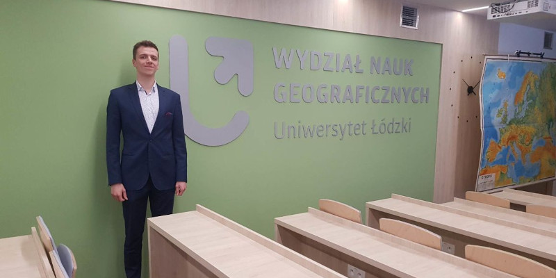 Aleksander Gloc w sali Wydziału Nauk Geograficznych Uniwersytetu Łódzkiego.  