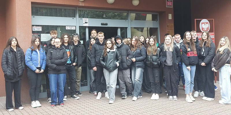 Uczniowie przed wejściem do  Uniwersytetu Łódzkiego