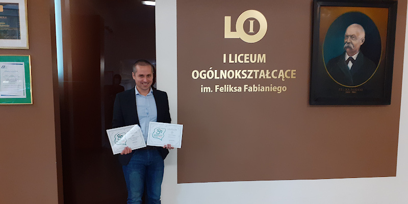na zdjęciu Tomasz Mazur, nauczyciel geografii, wiedzy o społeczeństwie 