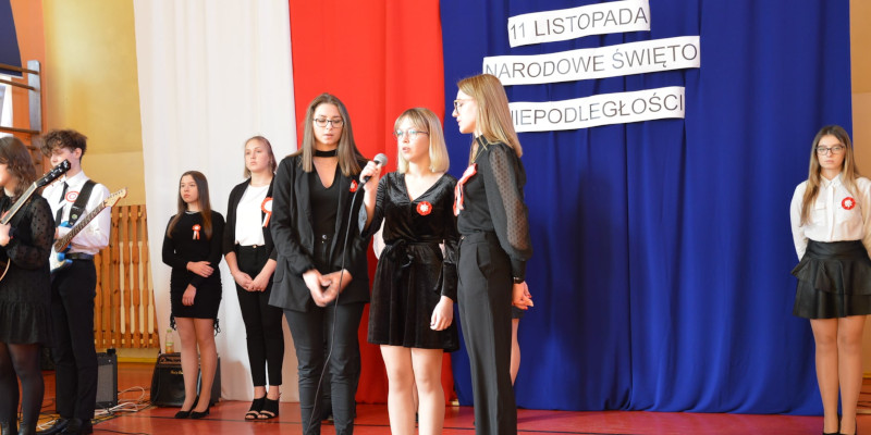 Uroczysta Akademia podczas, której młodzież recytowała okolicznościowe wiersze i śpiewała pieśni. 