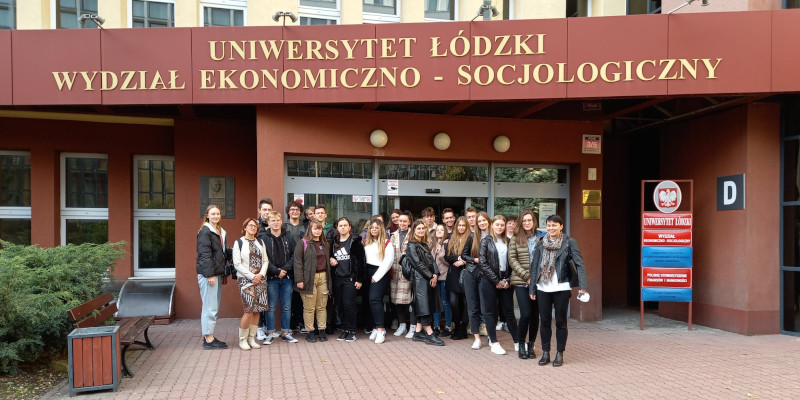 Uczniowie z klasy III D przy wejściu do Wydziału Ekonomiczno-Socjologicznego Uniwersytetu Łódzkiego