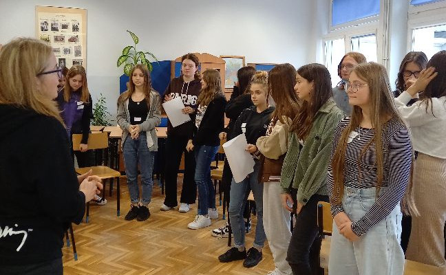 grupa uczniów z klasy I E wraz z wychowawcą panią Anną Jędrzejczyk 