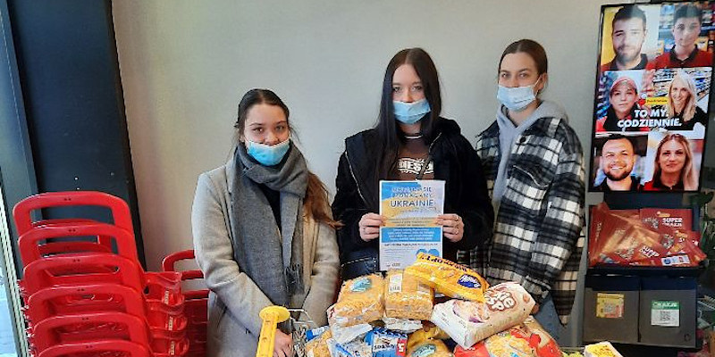  Uczniowie I LO na zbiórce artykułów spożywczych 