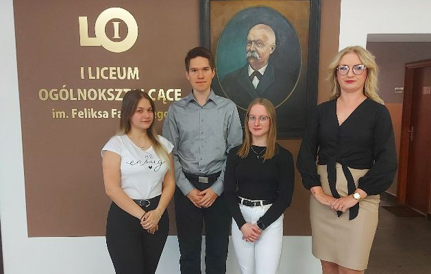  Uczniowie z nauczycielem