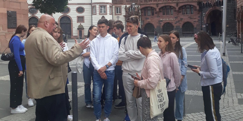 Uczniowie z przewodnikiem podczas zwiedzania miasta 