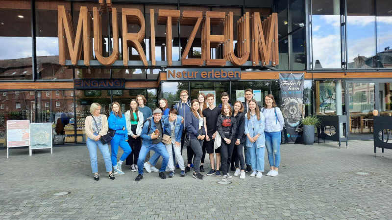 Uczniowie przed muzeum natury Murizeum 