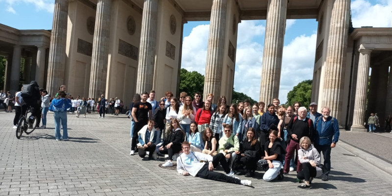 Uczniowie przy Bramie Brandenburskiej - zdjęcie grupowe 