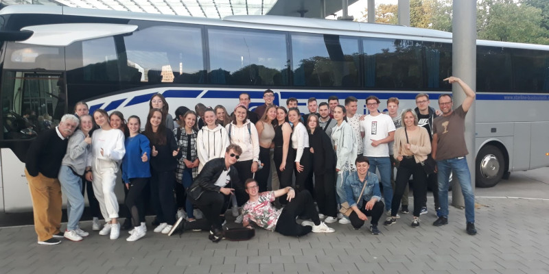 Uczniowie przy autobusie 
