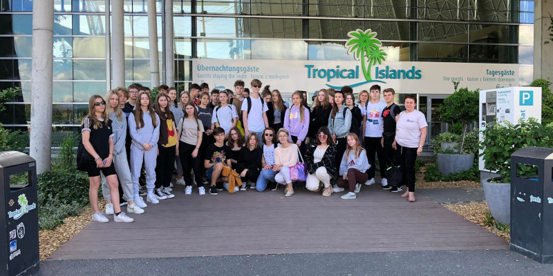  Uczniowie przed wejściem do Tropical Islands
