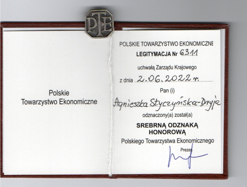 Zdjęcie legitymacji Polskiego Towarzystwa Ekonomicznego 