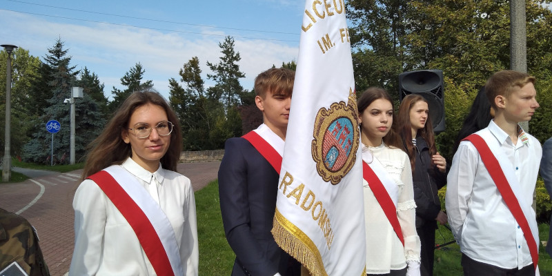  Poczet sztandarowy I Liceum reprezentowali - Dominika Kusiak, Alicja Robak i Mateusz Dudek