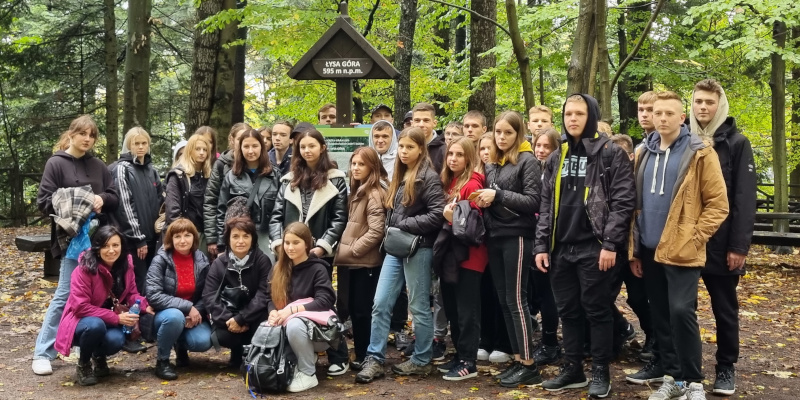 Zdjęcie zbiorowe uczniów z I LO oraz ZSE-E 