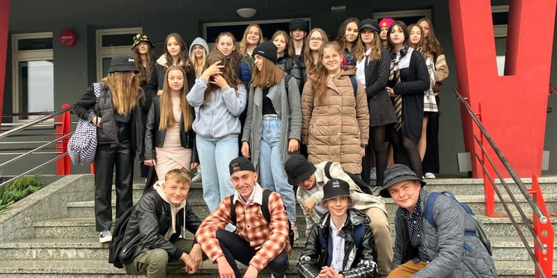 Zdjęcie grupowe przed restauracją Metalurgia 