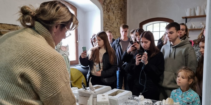 Uczniowie w Muzeum Porcelany w Ćmielowie 