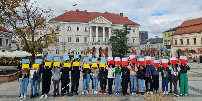  Uczniowie przed Muzeum Narodowym