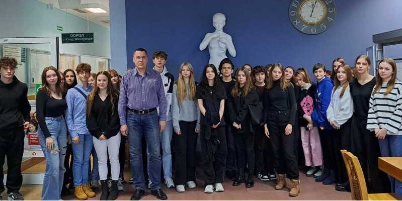  Uczniowie w sądzie Rejonowym w Radomsku - zdjęcie grupowe