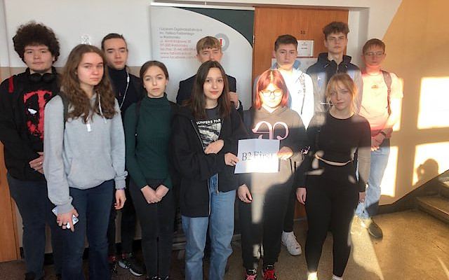  Uczniowie biorący udział w teście - zdjęcie grupowe