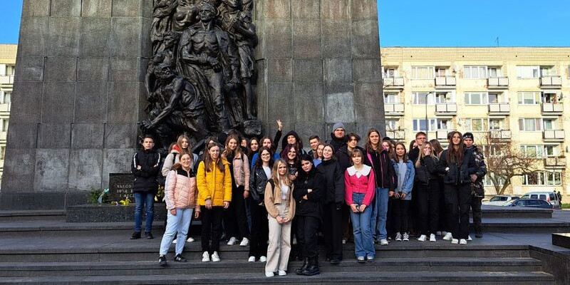 Uczniowie w Warszawie - zdjęcie grupowe