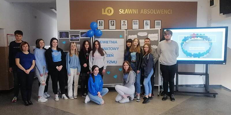 Uczniowie I LO - zdjęcie grupowe