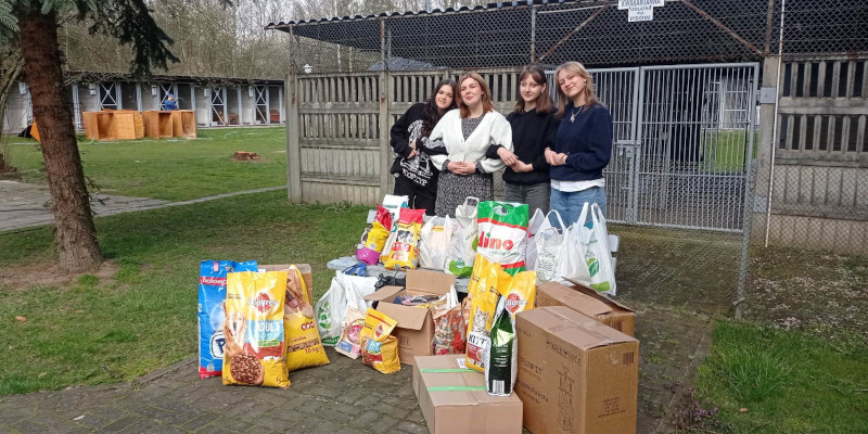 Uczniowie z pracownikami schroniska - zdjęcie grupowe