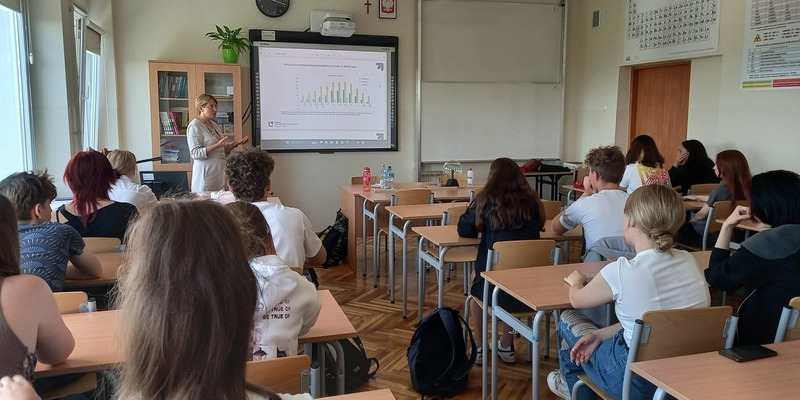 Uczniowie w sali podczas wykładu