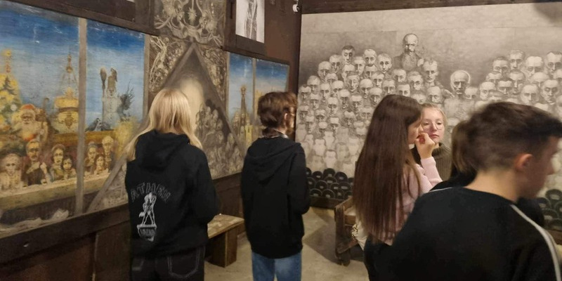 Uczniowie podczas zwiedzanie wystawy prac byłego więźnia Auschwitz