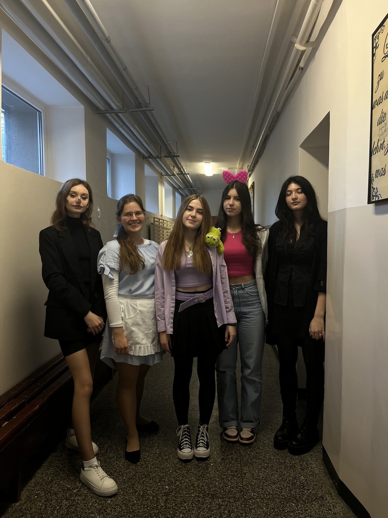 zdjęcie nr 2 - Dzień postaci z filmów i bajek Disneya w I LO