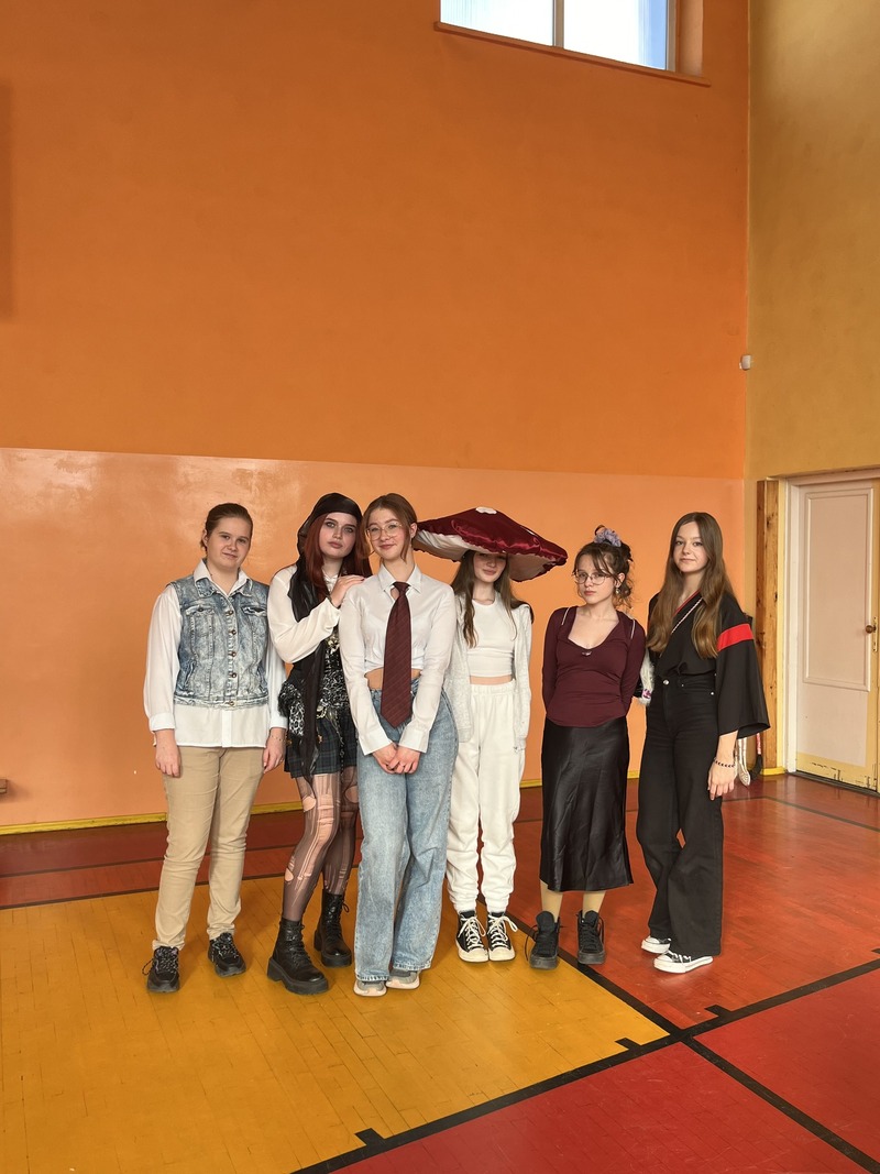 zdjęcie nr 4 - Dzień postaci z filmów i bajek Disneya w I LO