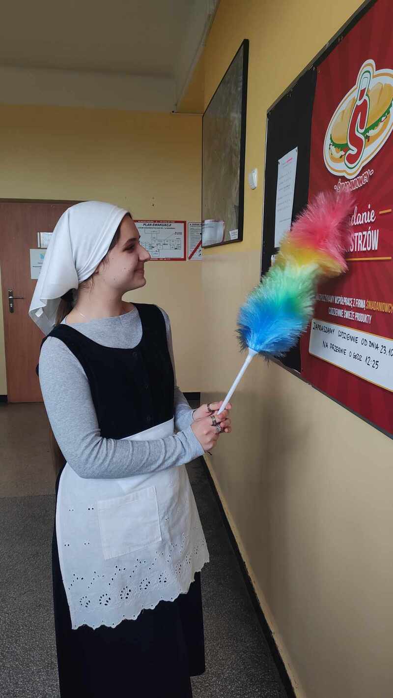 zdjęcie nr 13 - Dzień postaci z filmów i bajek Disneya w I LO