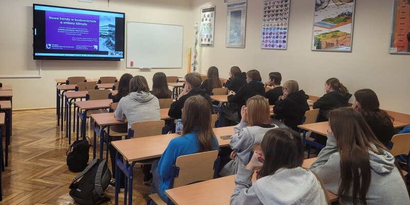 Uczniowie w sali podczas wykładu online