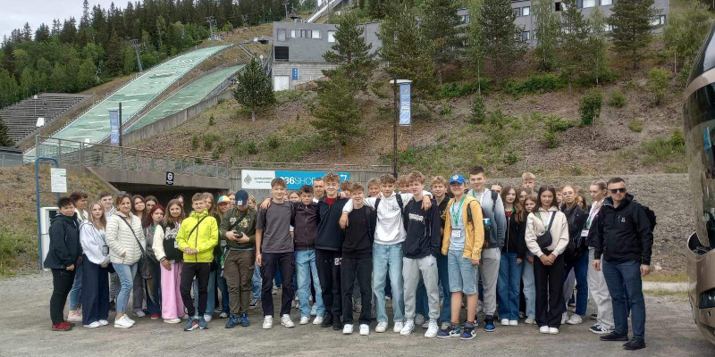  Uczniowie przed skocznią w Lillehammer