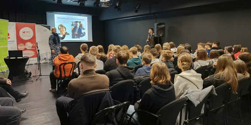 Uczniowie w MDK podczas wykładu