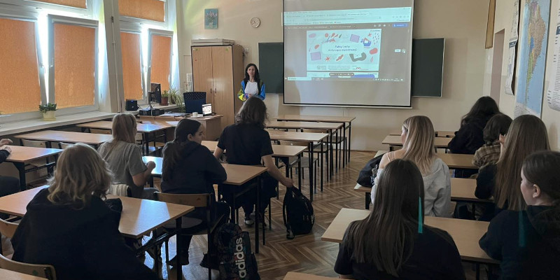 Uczniowie w sali podczas prelekcji 