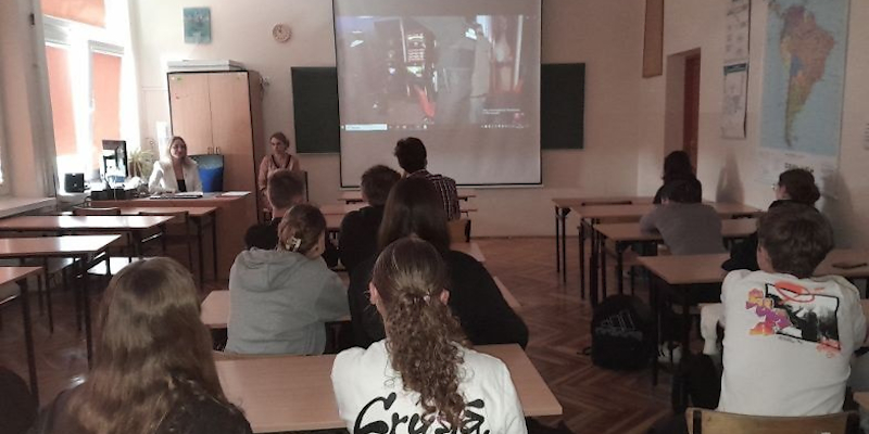 Uczniowie w sali lekcyjnej