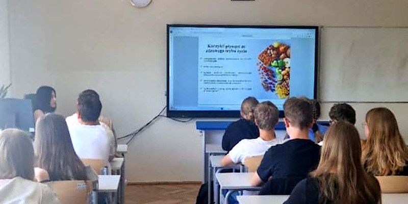  Uczniowie w sali podczas spotkania