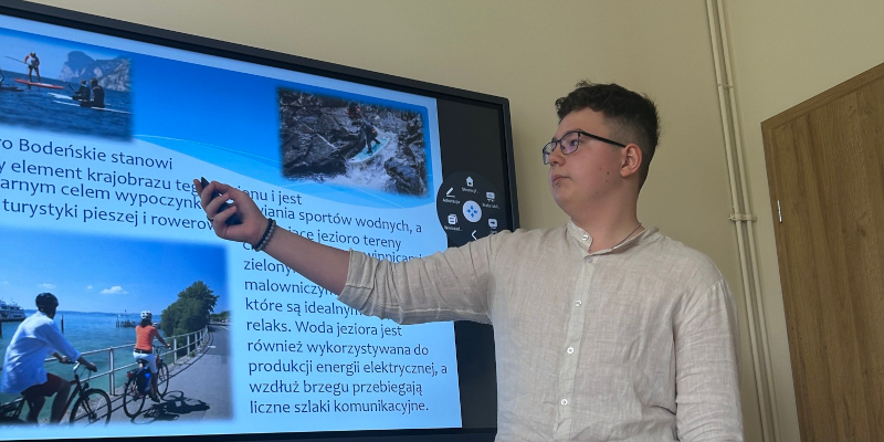  Uczeń przy monitorze interaktywnym