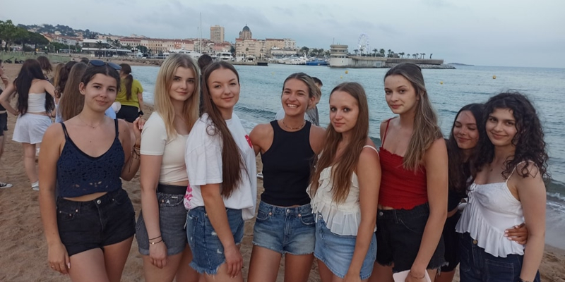 Uczniowie na plaży