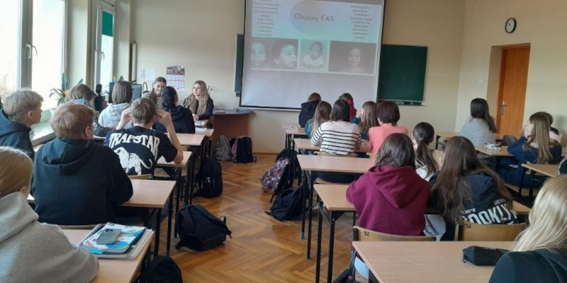 Uczniowie w sali podczas wykładu