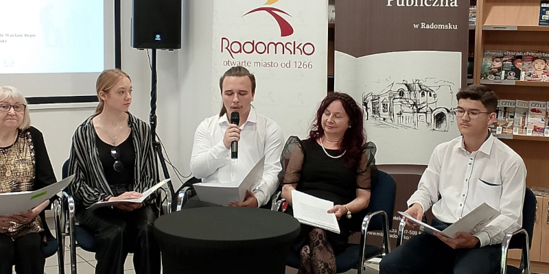 Uczniowie w Miejskiej Bibliotece Publicznej