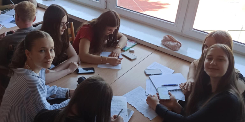 Uczniowie podczas pracy nad projektami pracy