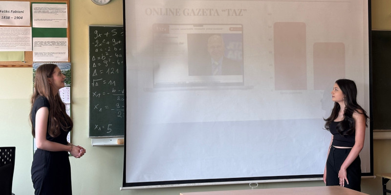  Uczennice podczas prezentacji