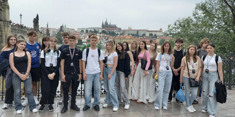 Uczniowie I LO w Czechach - zdjęcie grupowe