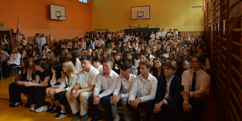 Ucznowie na sali podczas apelu