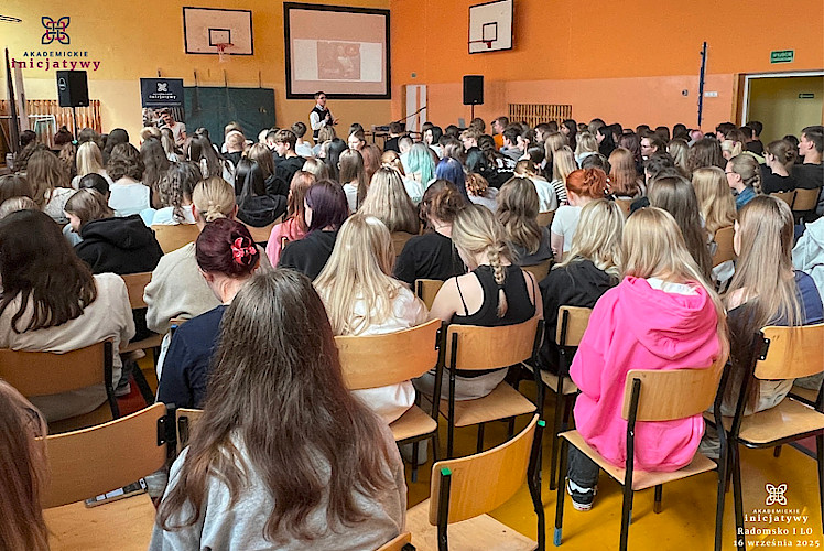  Uczniowie podczas spotkania w sali gimnastycznej