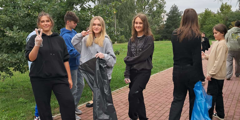 prace porządkowe w ogrodzie szkolnym