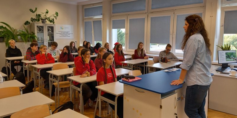 Uczniowie  podczas spotkania w sali lekcyjnej