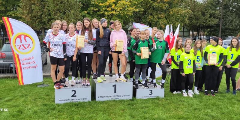reprezentacja dziewcząt na podium